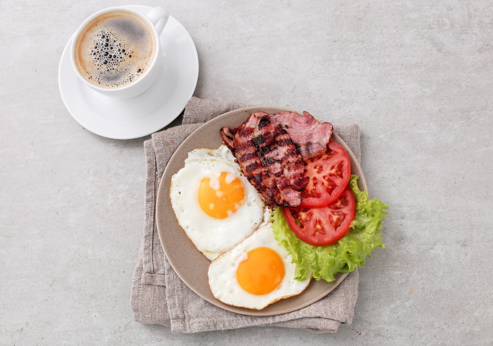 Ouă cu spanac și bacon