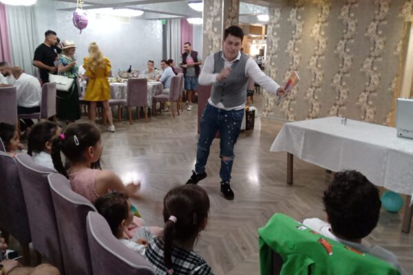 Animatori petreceri copii București: Cum să alegi cei mai buni animatori pentru evenimentele copilului tău