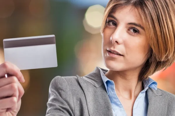 O nouă escrocherie cu cardul bancar golește contul instant. Banca nu va bloca tranzacția
