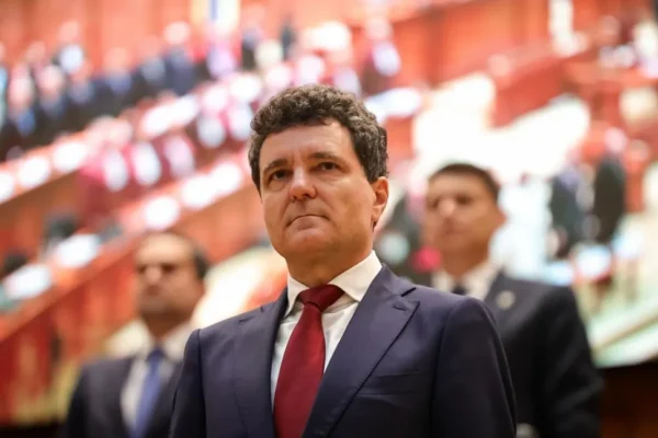 Tensiuni în Parlament! Ședință fulger pentru numirea noilor judecători la CCR. Pe cine va alege Nicușor Dan după plecarea lui Marian Enache