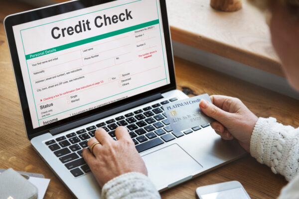 Avantaje și riscuri ale creditelor online