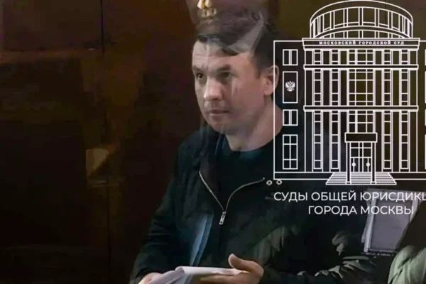 Bărbat într-o sală de tribunal, grafică instanță Moscova