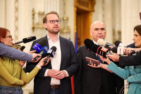 Politicieni susțin declarații în fața presei