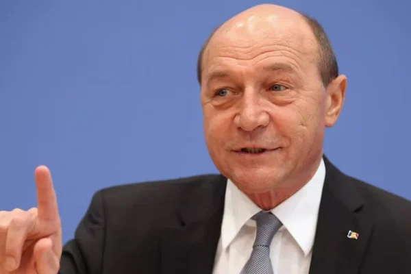 Traian Băsescu: Nicușor Dan inventează articole din Constituție și face un abuz