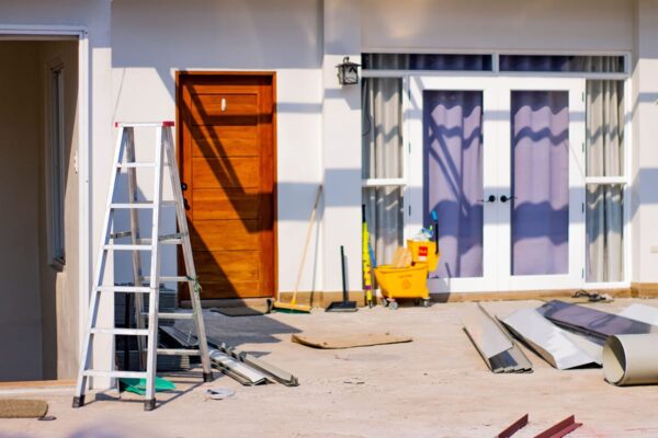 Scară și materiale de construcții la intrarea unei case