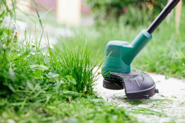 Trimmer cu acumulator – o soluție practică pentru întreținerea rapidă a grădinii