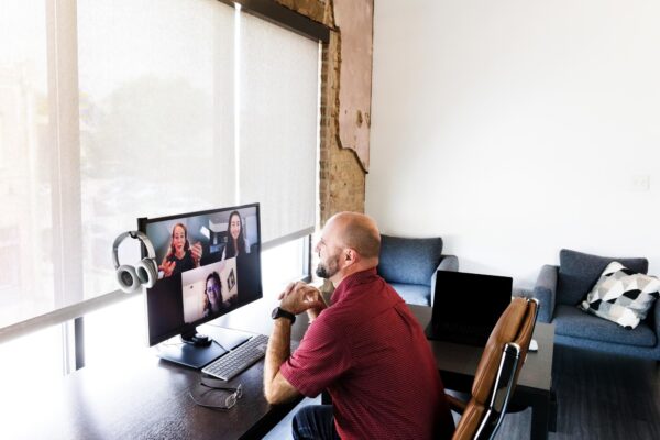 Cum să îmbunătățești calitatea webcam-ului pentru video-conferințe și streaming