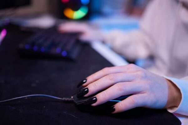 Cum alegi mouse-ul gaming potrivit: DPI, greutate și ergonomie explicate