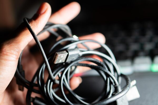 Cum să alegi cablul HDMI potrivit: versiuni, lungimi și compatibilitate