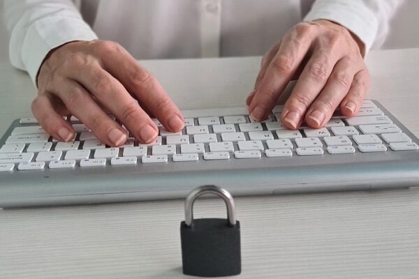 Parole slabe: cum să îți securizezi conturile online în 5 pași simpli