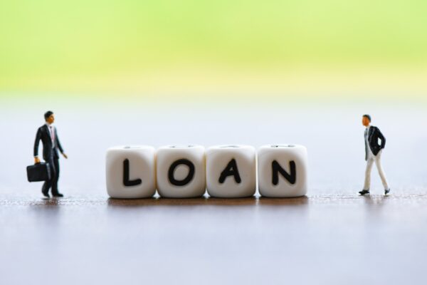 Credit bancar sau IFN: cum compari costurile și condițiile
