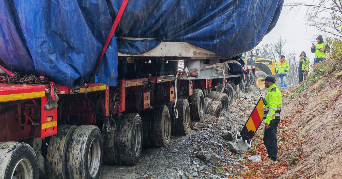 Capul de foraj de 131 de tone a ajuns la tunelul Poiana de pe Autostrada Sibiu-Pitești